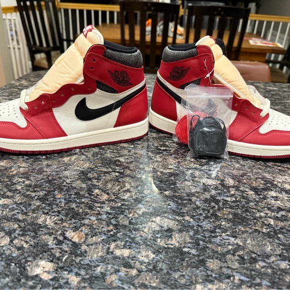 Jordan 1 Retro High Og Chicago Lost and Found - Picture 2 of 5